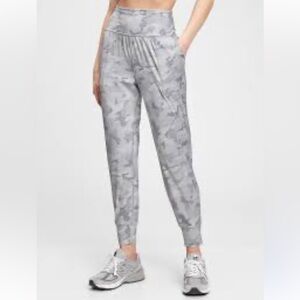 NWT! Gap Eclipse Gray Camo Joggers. Pull on. High Waisted. Size Medium.